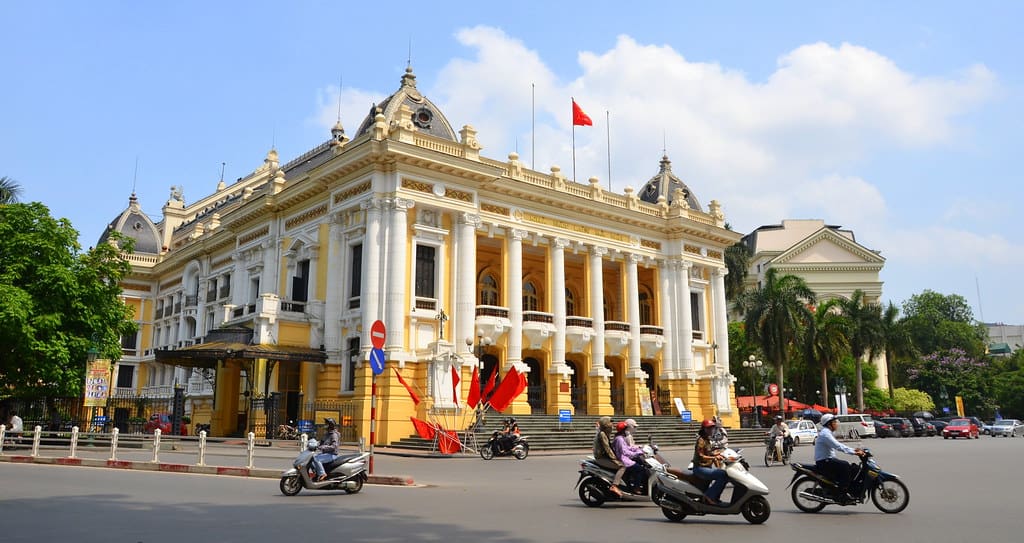 Gedung Opera Hanoi, 1. Benteng Kekaisaran Thang Long, 2. Teater Boneka Air Thang Long, 3. Mausoleum Ho Chi Minh, 4. Pagoda Parfum, 5. Danau Hoàn Kiem, 6. Pasar Dong Xuan, 7. Kawasan Kota Tua Hanoi, 8. Gedung Opera Hanoi, 9. Kuil Sastra, 10. Taman Nasional Ba Vi