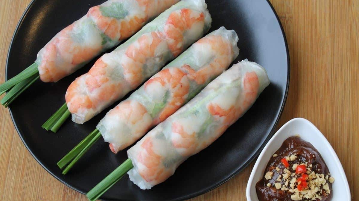 Goi Cuon, 2. Goi Cuon, 3. Bo Luc Lac, 4. Banh Khot, 5. Ca Kho To, 6. Chao Ga, 7. Banh Cam, 8. Xoi La Dua, 9. Com Rang (Nasi Goreng)