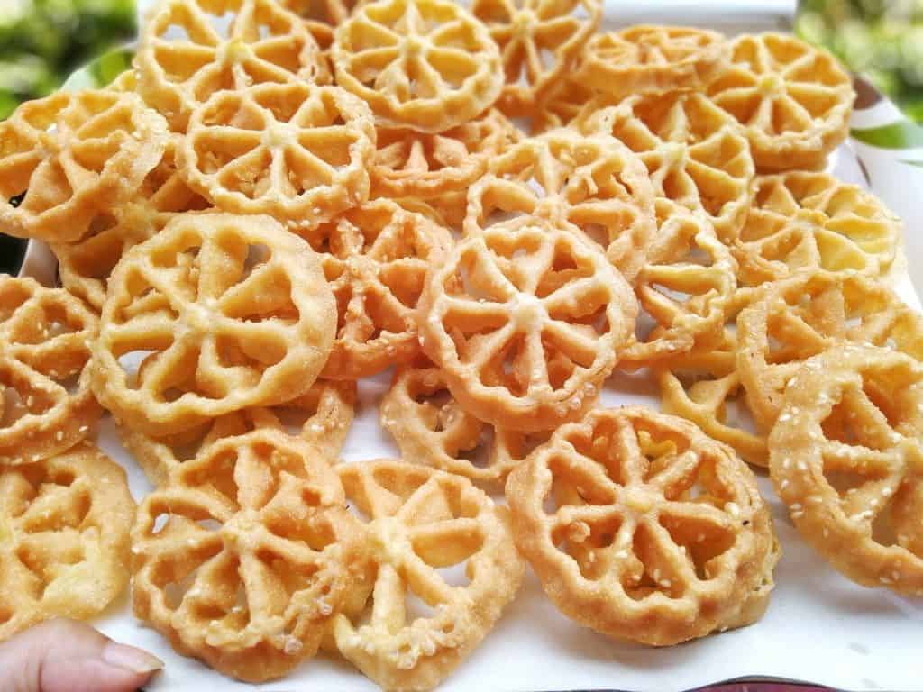 Kue Kembang Goyang, 1. Bandeng Rorod, 2. Gabus Pucung, 3. Dodol Betawi, 4. Kue Rangi, 5. Kue Telur Gabus, 6. Kue Akar Kelapa, 7. Kue Biji Ketapang, 8. Kue Kembang Goyang, 9. Kue Dongkal