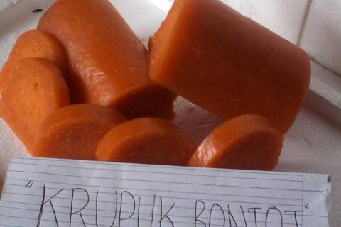 Kerupuk Bontot, 1. Surabi Hijau/Hejo, 2. Opak Ketan Khas Karawang, 3. Kue Gonjing, 4. Sirup Kawista, 5. Kerupuk Bontot, 6. Gegeplak Karawang, 7. Bolu Kijing Khas Karawang, 8. Ganastori