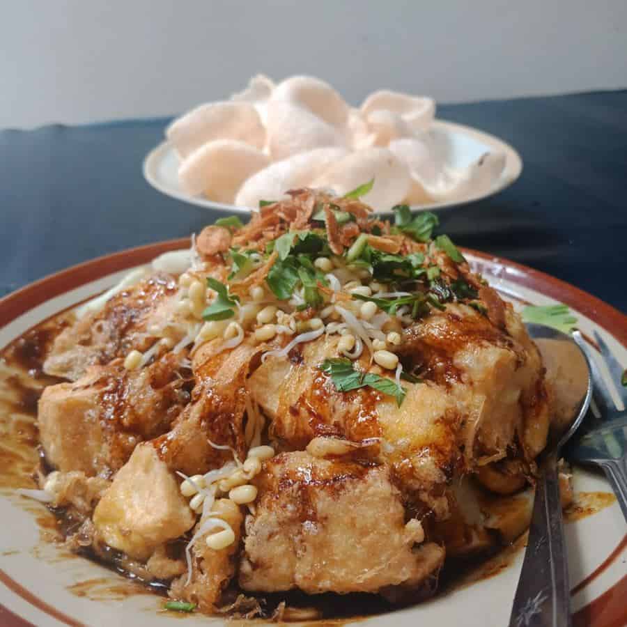 Lontong Tahu Telur, 1. Pecel, 2. Soto Kutilang, 3. Nasi Jotos, 4. Pentol Corah, 5. Bluder Cokro, 6. Lontong Tahu Telur, 7. Kue Manco, 8. Wedang Cemue, 10. Madumongso