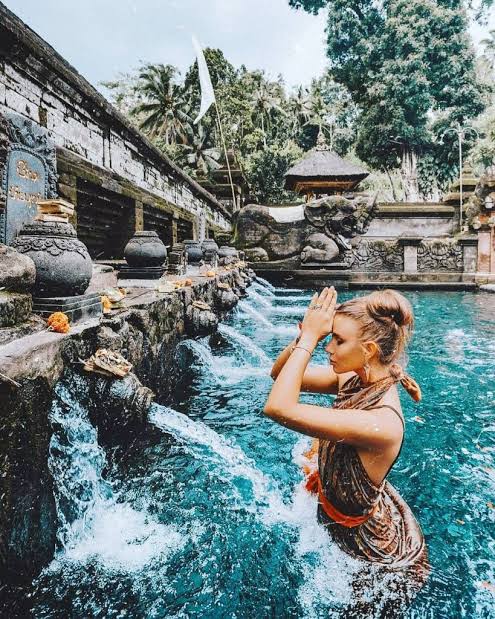 1. Pura Tirta Empul, 2. Rumah Topeng dan Wayang Setia Darma, 3. Bali Bird Park, 4. Air Terjun Tegenungan, 5. Pura Taman Saraswati, 6. Komaneka Art Gallery, 7. Ubud Monkey Forest, 8. Tanah Lot, 9. Pasar Seni Ubud, 10. Pantai Amed