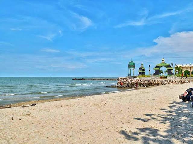 1. Pantai Kenjeran Lama, 2. Pantai Papuma, 3. Pantai Dalegan, 4. Mangrove Wonorejo, 5. Pantai Klayar, 6. Pantai Buyutan