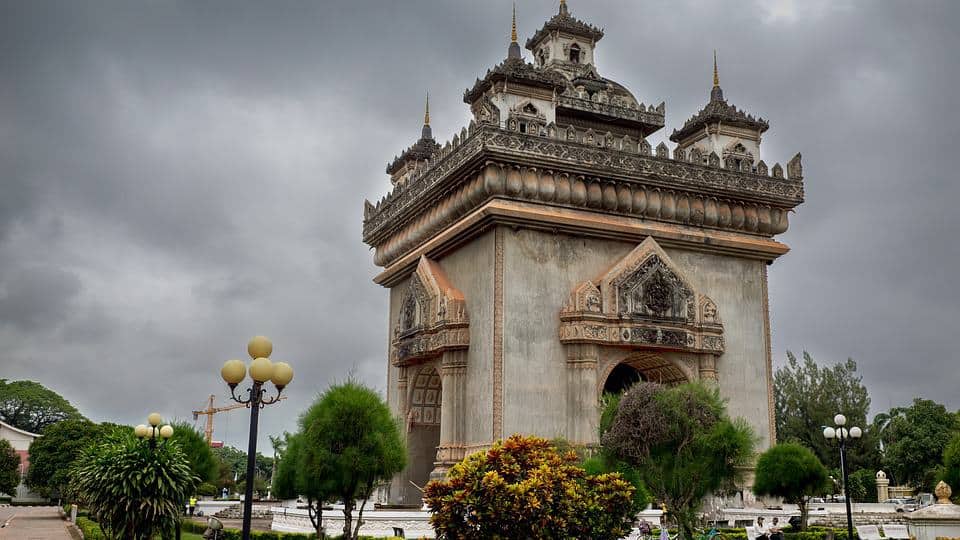 Patuxai di Vientiane, 1. Luang Prabang, 2. Vientiane, 3. Vang Vieng, 4. Phonsavan, 5. Kepulauan Si Phan Don, 6. Luang Namtha, 7. Tham Kong Lo, 8. Cagar Alam Bokeo, 9. Nong Khiaw, 10. Huay Xai