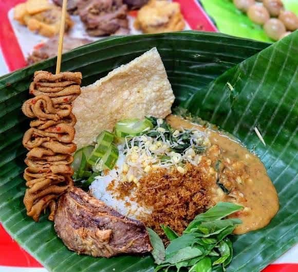 Pecel, 1. Pecel, 2. Soto Kutilang, 3. Nasi Jotos, 4. Pentol Corah, 5. Bluder Cokro, 6. Lontong Tahu Telur, 7. Kue Manco, 8. Wedang Cemue, 10. Madumongso