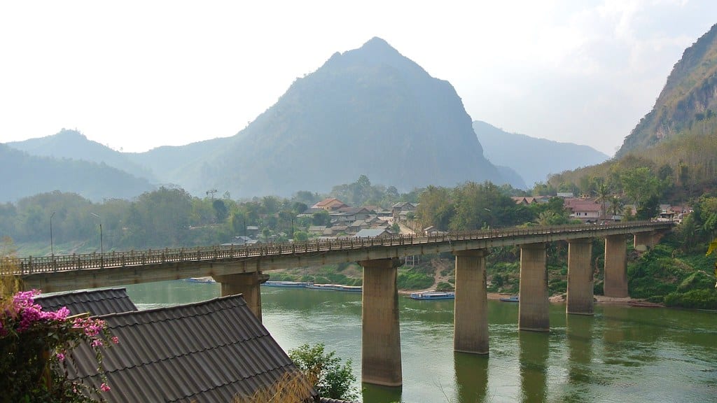 Pemandangan di Nong Khiaw, 1. Luang Prabang, 2. Vientiane, 3. Vang Vieng, 4. Phonsavan, 5. Kepulauan Si Phan Don, 6. Luang Namtha, 7. Tham Kong Lo, 8. Cagar Alam Bokeo, 9. Nong Khiaw, 10. Huay Xai