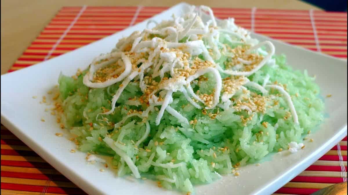 Xoi La Dua, 2. Goi Cuon, 3. Bo Luc Lac, 4. Banh Khot, 5. Ca Kho To, 6. Chao Ga, 7. Banh Cam, 8. Xoi La Dua, 9. Com Rang (Nasi Goreng)