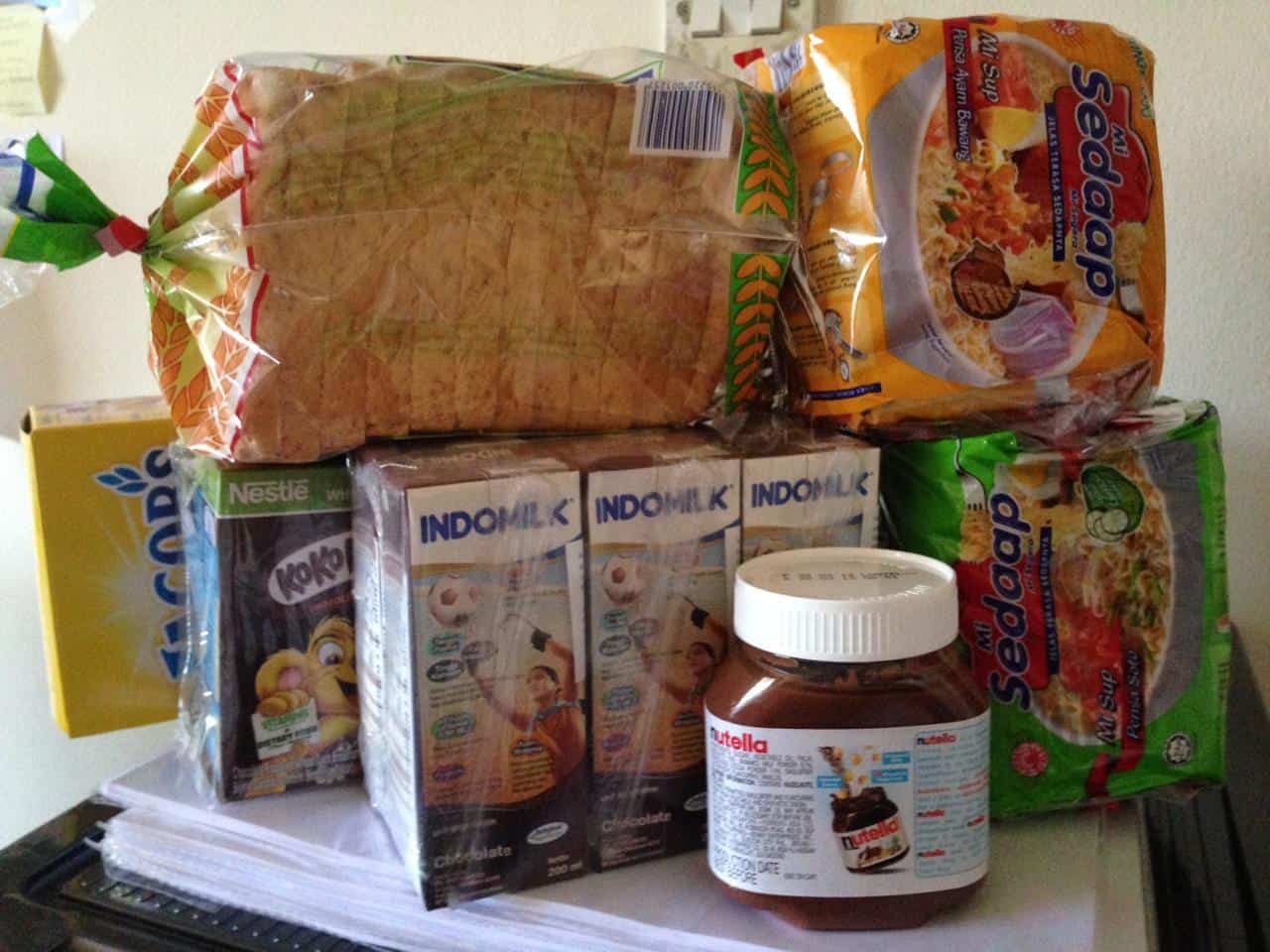 bekal-makanan, 1. Dokumen Perjalanan, 2. Uang Tunai, 3. Pakaian, 4. Obat-obatan Pribadi, 5. Wifi Portable atau Sim Card, 6. Gadget dan Charger, 7. T-Money, 8. Makanan