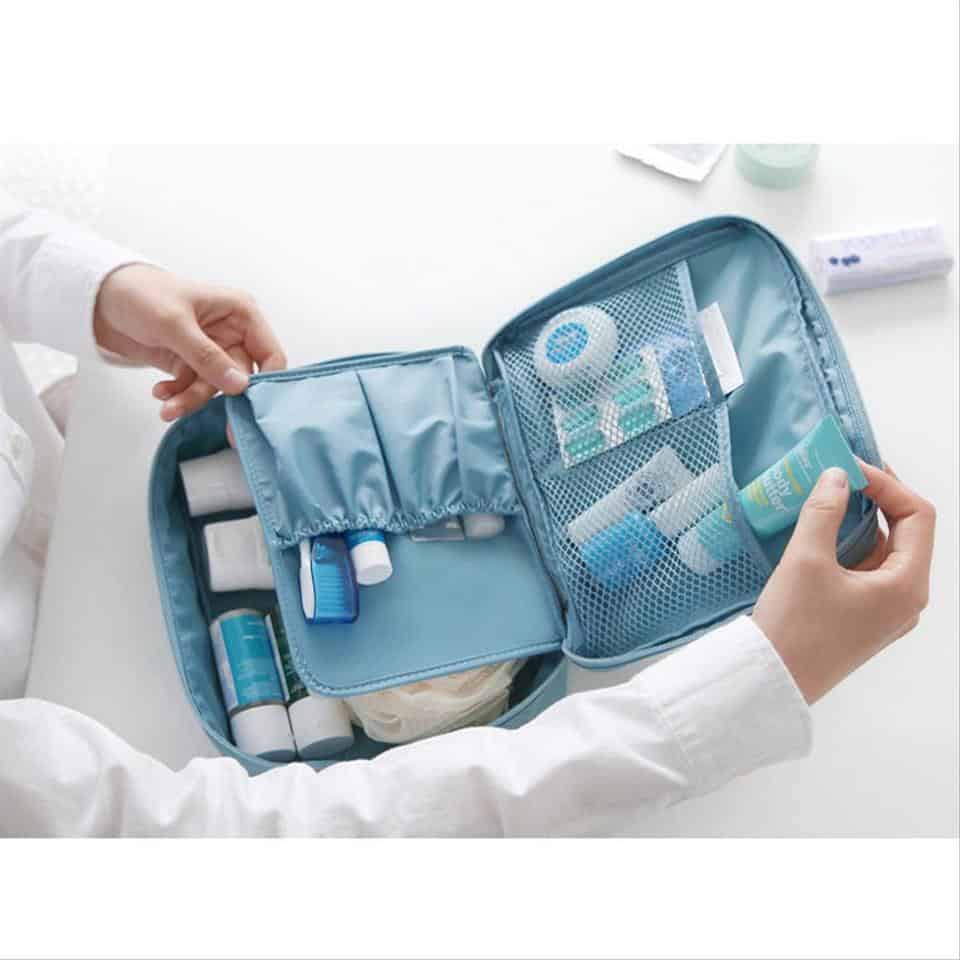 kosmetik untuk traveling, 1. Dokumen Perjalanan, 2. SIM Card Lokal, 3. Uang Tunai, 4. Gadget, 5. Charger, Powerbank &amp; Baterai Cadangan, 6. Obat-obatan Pribadi, 7. Pakaian yang Nyaman, 8. Kosmetik