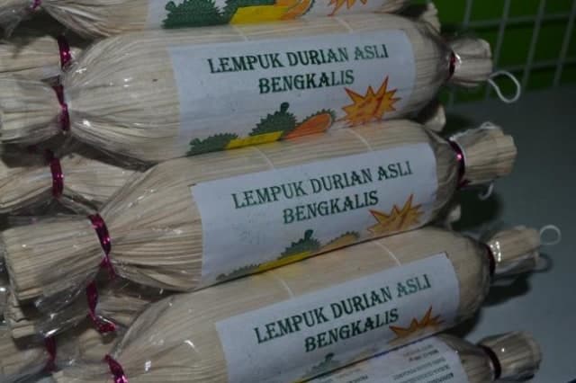 lempok durian, 1. Laksamana Mengamuk, 2. Air Tebu Nostalgia, 3. Jus Tiga Rasa, 4. Air Mata Pengantin, 5. Lancang Kuning, 6. Lopek Bugi, 7. Asidah, 8. Keripik Nanas, 9. Lempok Durian, 10. Kue Bangkit