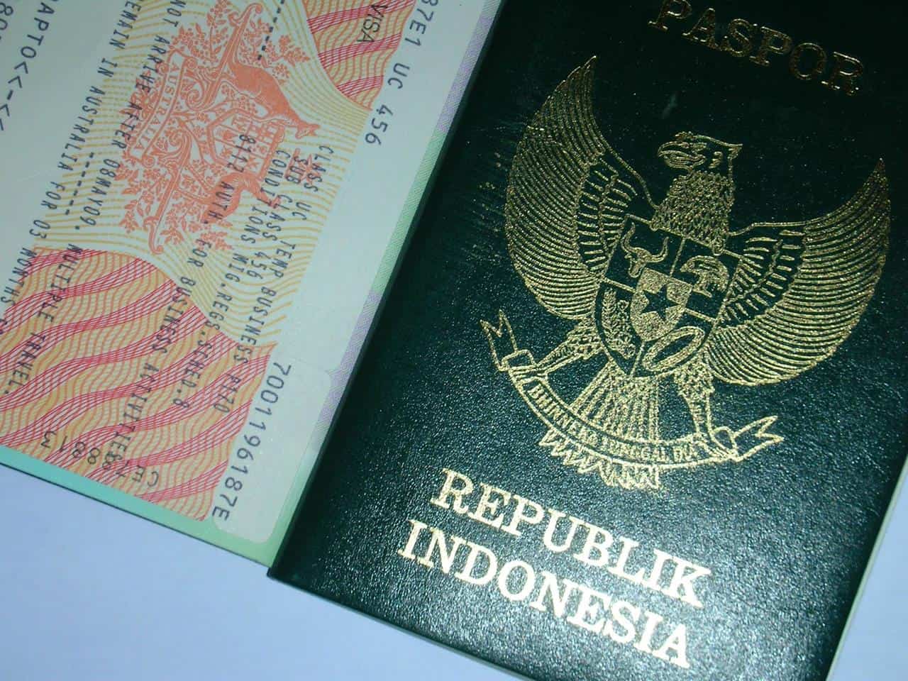 paspor indonesia, 1. Dokumen Perjalanan, 2. SIM Card Lokal, 3. Uang Tunai, 4. Gadget, 5. Charger, Powerbank &amp; Baterai Cadangan, 6. Obat-obatan Pribadi, 7. Pakaian yang Nyaman, 8. Kosmetik