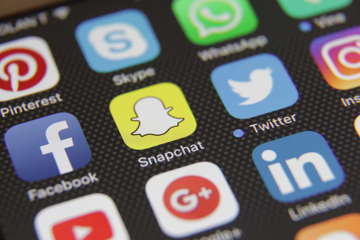 Social media icons applications, 1. Booking Tiket dari Jauh Hari, 2. Booking Tiket Pada Malam Hari, 3. Pilih Kota Keberangkatan, 4. Berangkat Pada Low Season, 5. Hindari Weekend, 6. Gunakan Beberapa Aplikasi Penjualan tiket, 7. Ikuti Promosi di Sosial Media, 8. Kunjungi Travel Fair, 9. Bergabung dengan Komunitas Backpacker