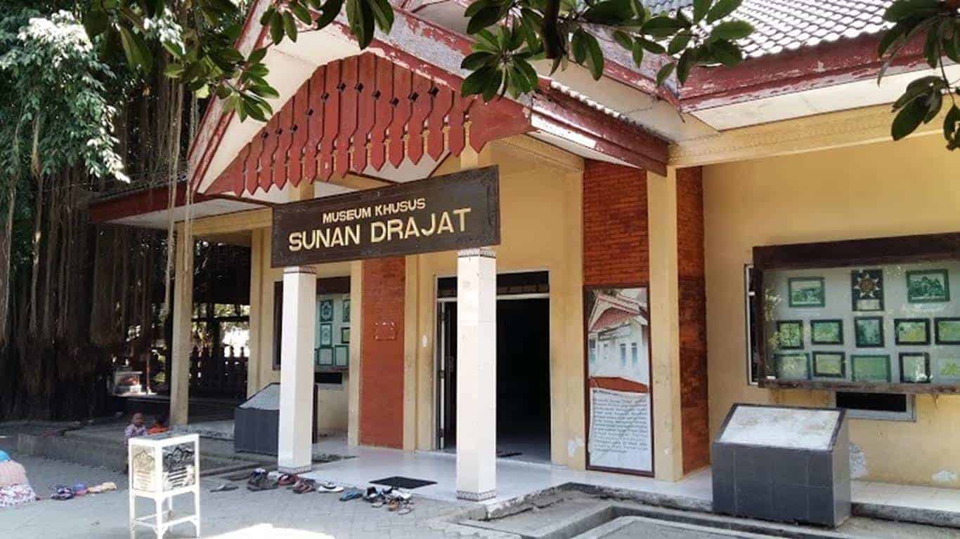 Museum Sunan Drajat (Copy), 1. Wisata Bahari Lamongan (WBL), 2. Tlogo Sadang, 3. Alun-Alun Lamongan, 4. Waduk Gondang, 5. Pemandian Air Panas Brumbung, 6. WEGO Lamongan, 7. Istana Gunung Mas 27, 8. Museum Sunan Drajat, 9. Masjid Agung Lamongan, 10. Pantai Kutang