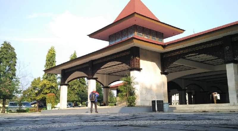 Masjid Agung Indramayu, 1. Hutan Mangrove Pantai Lestari Karangsong, 2. Taman Cimanuk, 3. Taman Rekreasi Buyut Banjar Indah, 4. Pantai Tirtamaya, 5. Pantai Balongan Indah, 6. Pulau Biawak, 7. Pantai Karang Song, 8. Ciwado Desa Wisata, 9. Tiga Bintang Firdaus Waterpark, 10. Masjid Agung Indramayu