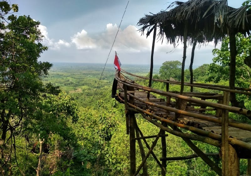 Ciwado Desa Wisata, 1. Hutan Mangrove Pantai Lestari Karangsong, 2. Taman Cimanuk, 3. Taman Rekreasi Buyut Banjar Indah, 4. Pantai Tirtamaya, 5. Pantai Balongan Indah, 6. Pulau Biawak, 7. Pantai Karang Song, 8. Ciwado Desa Wisata, 9. Tiga Bintang Firdaus Waterpark, 10. Masjid Agung Indramayu