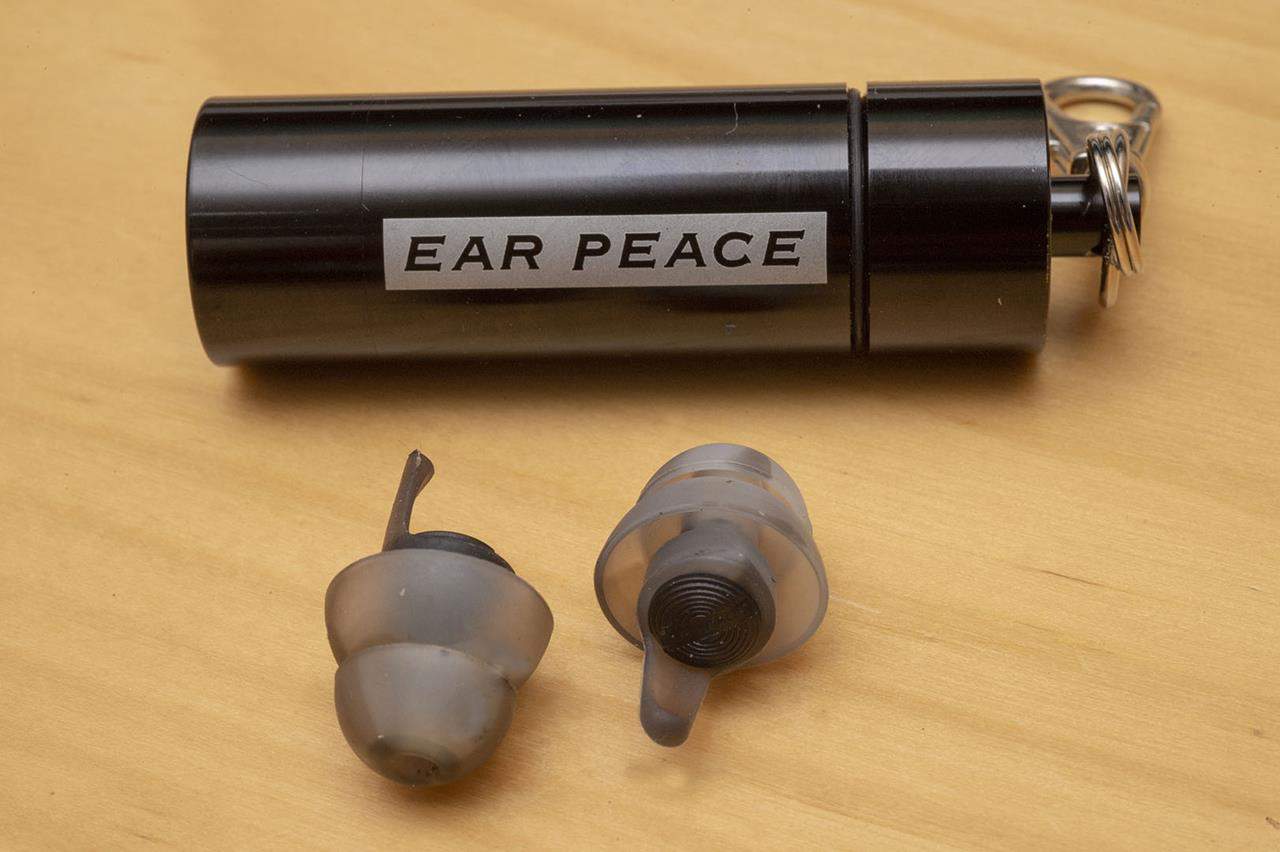 Earplug, 1. Beli Tiket Pesawat Promo, 2. Siapkan Penginapan, 3. Tiket Nonton Early Bird, 4. Transportasi, 5. Datang Lebih Pagi, 6. Sarapan Pagi, 7. Bawa Ear Plug atau Earphone, 8. Sedia Payung dan Jas Hujan, 9. Topi dan Kacamata Hitam