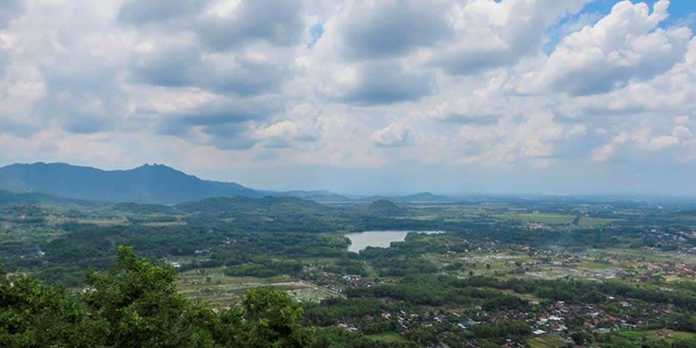 Gunung Gandul (Copy), 1. Telaga Rowo, 2. Pantai Nampu, 3. Taman Wisata Tunggangan, 4. Gunung Gandul, 5. Telaga Claket, 6. Museum Wayang Indonesia, 7. Pantai Pringjono, 8. Air Terjun Girimanik, 9. Goa Putri Kencana, 10. Bukit Cumbri