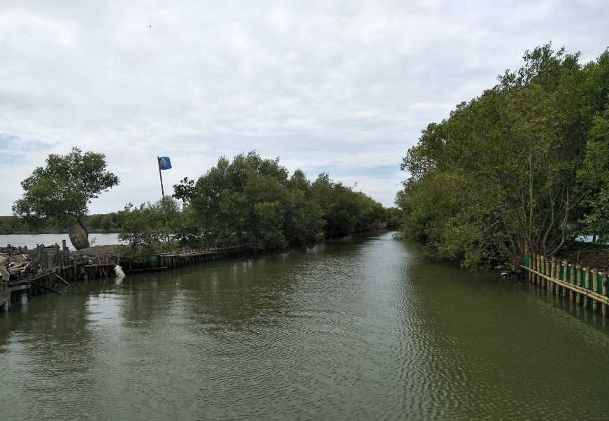 Hutan Mangrove Pantai Lestari Karangsong, 1. Pantai Tirtamaya, 2. Pantai Balongan Indah, 3. Pantai Pulau Biawak, 4. Pantai Karang Song, 5. Pantai Glayem, 6. Pantai Cibugel, 7. Pantai Tiris Indramayu, 8. Pantai Eretan Wetan, 9. Pantai Panjiwa, 10. Pantai Mangrove