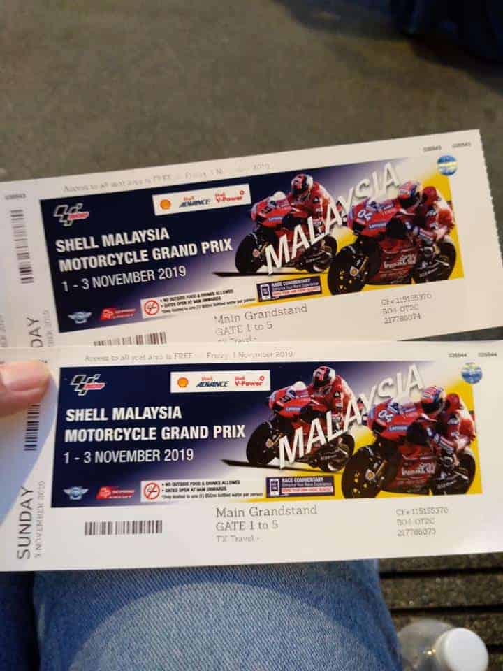 Tiket Moto GP Sepang, 1. Beli Tiket Pesawat Promo, 2. Siapkan Penginapan, 3. Tiket Nonton Early Bird, 4. Transportasi, 5. Datang Lebih Pagi, 6. Sarapan Pagi, 7. Bawa Ear Plug atau Earphone, 8. Sedia Payung dan Jas Hujan, 9. Topi dan Kacamata Hitam