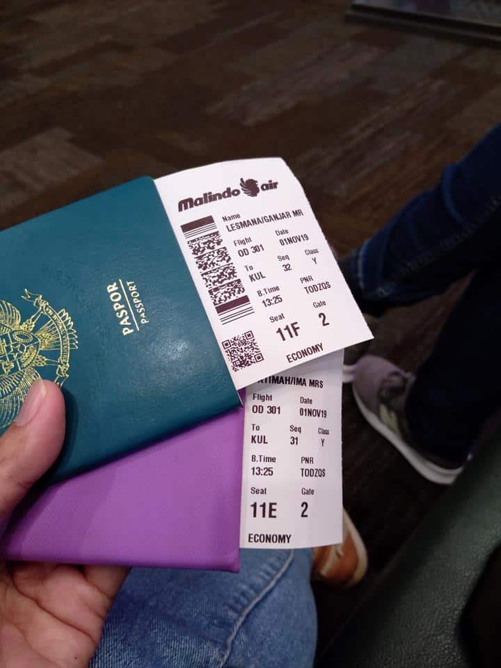 boarding pass, 1. Beli Tiket Pesawat Promo, 2. Siapkan Penginapan, 3. Tiket Nonton Early Bird, 4. Transportasi, 5. Datang Lebih Pagi, 6. Sarapan Pagi, 7. Bawa Ear Plug atau Earphone, 8. Sedia Payung dan Jas Hujan, 9. Topi dan Kacamata Hitam