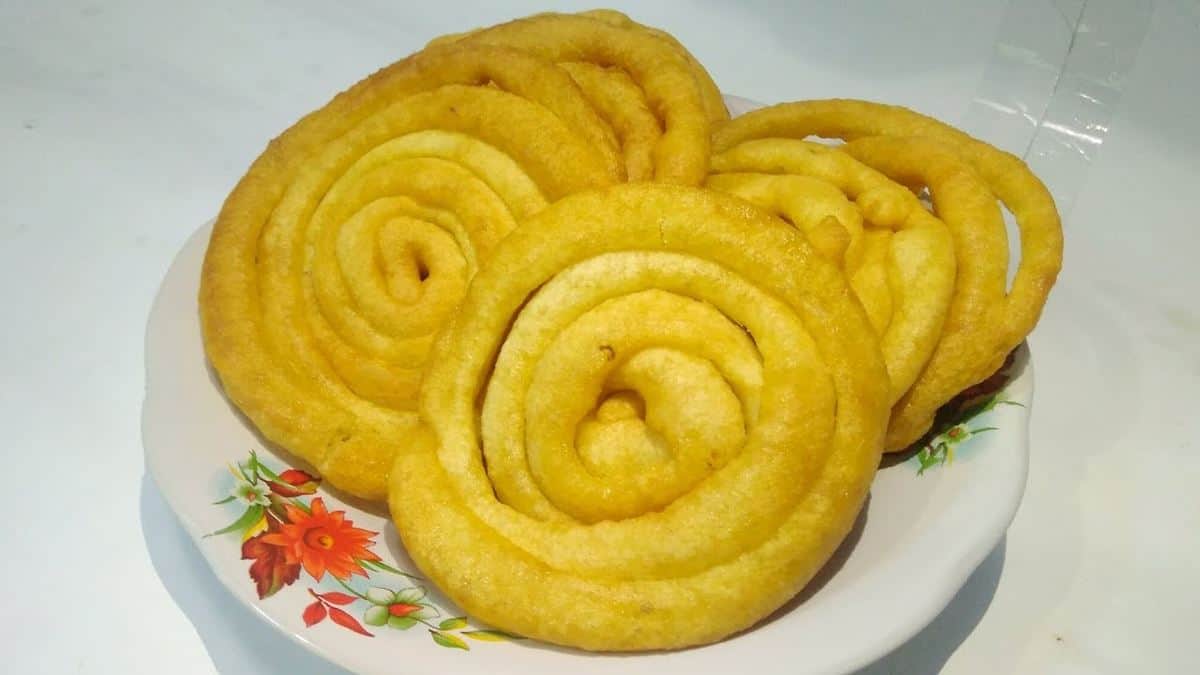 Kue Usus Ayam, 1. Bikang, 2. Kue Geti, 3. Mata Bagong, 4. Wingko Babat, 5. Onde-onde, 6. Pudak, 7. Kue Usus Ayam, 8. Kue Manco, 9. Getuk, 10. Lupis