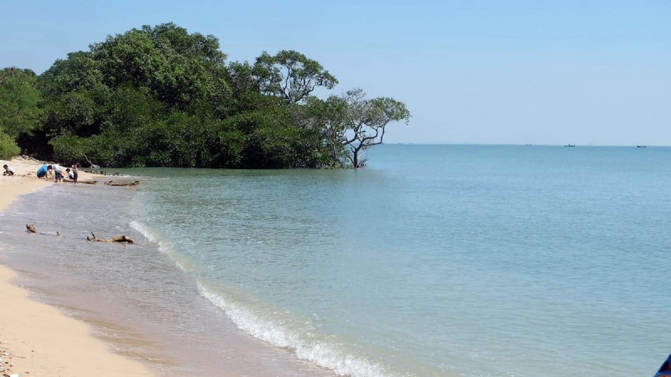 Pantai Kutang (Copy), 1. Wisata Bahari Lamongan (WBL), 2. Tlogo Sadang, 3. Alun-Alun Lamongan, 4. Waduk Gondang, 5. Pemandian Air Panas Brumbung, 6. WEGO Lamongan, 7. Istana Gunung Mas 27, 8. Museum Sunan Drajat, 9. Masjid Agung Lamongan, 10. Pantai Kutang