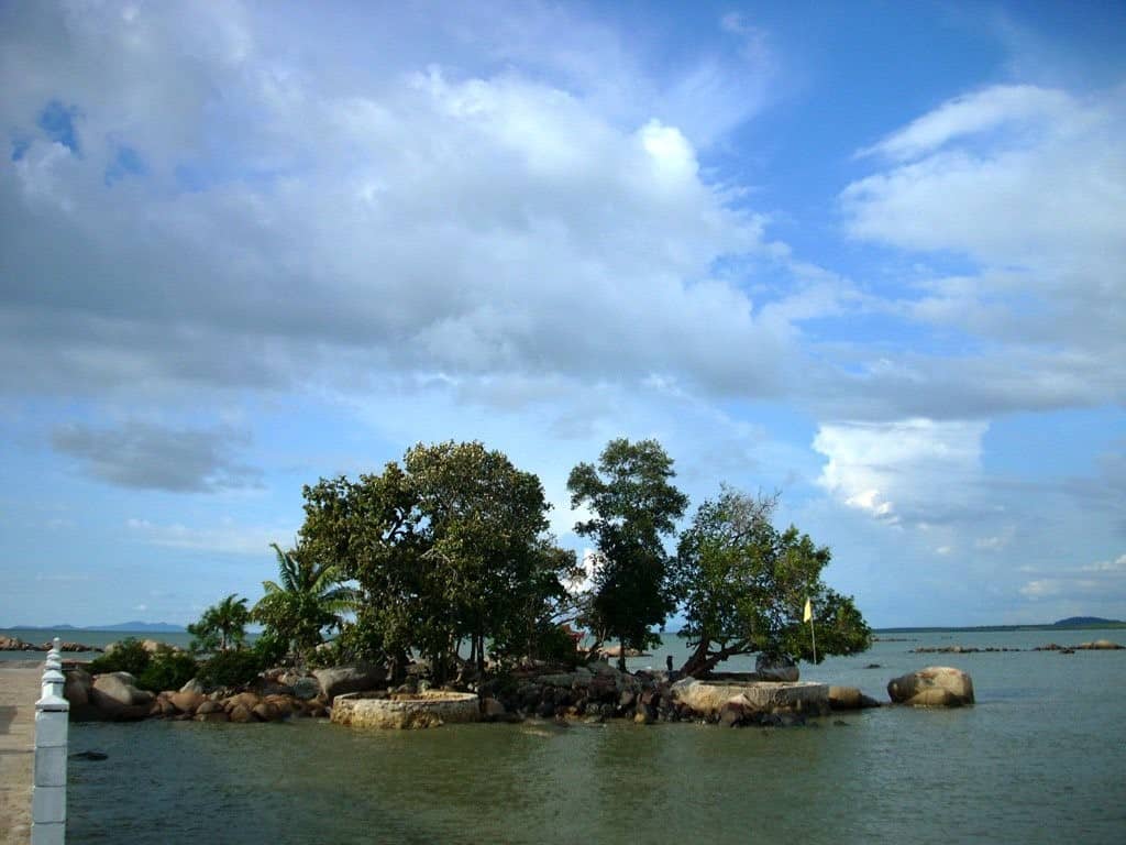 Sinka Island Park (Copy), 1. Danau Biru, 2. Waduk Pajintan, 3. Air Terjun Sibohe, 4. Palm Beach, 5. Pulau Randayan, 6. Bukit Rindu Alam, 7. Sinka Island Park, 8. Vihara Tri Dharma Bumi Raya, 9. Masjid Raya Singkawang, 10. Pasar Hongkong