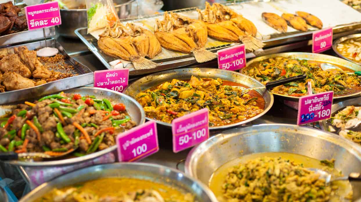 makan di bangkok, 1. Tiket Pesawat, 2. Penginapan, 3. Makan, 4. Transportasi, 5. SIM Card, 6. Tempat Wisata, 7. Belanja dan Oleh-Oleh, 8. Estimasi Biaya Liburan 4 hari 3 malam di Bangkok