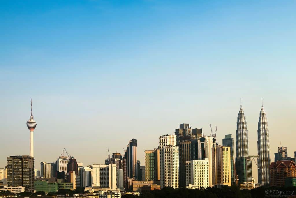 malaysia, 1. Beli Tiket Pesawat Promo, 2. Siapkan Penginapan, 3. Tiket Nonton Early Bird, 4. Transportasi, 5. Datang Lebih Pagi, 6. Sarapan Pagi, 7. Bawa Ear Plug atau Earphone, 8. Sedia Payung dan Jas Hujan, 9. Topi dan Kacamata Hitam