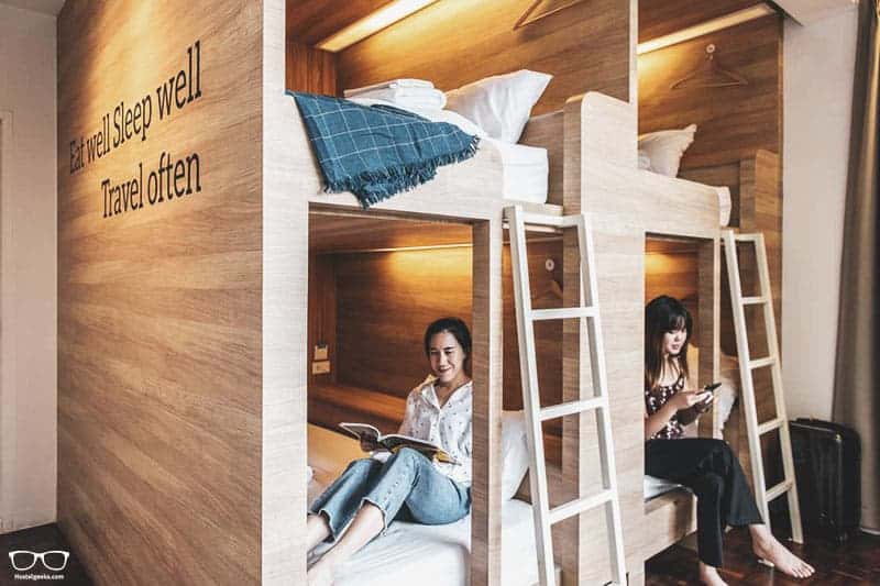 hostel bangkok, 1. Tiket Pesawat, 2. Penginapan, 3. Makan, 4. Transportasi, 5. SIM Card, 6. Tempat Wisata, 7. Belanja dan Oleh-Oleh, 8. Estimasi Biaya Liburan 4 hari 3 malam di Bangkok