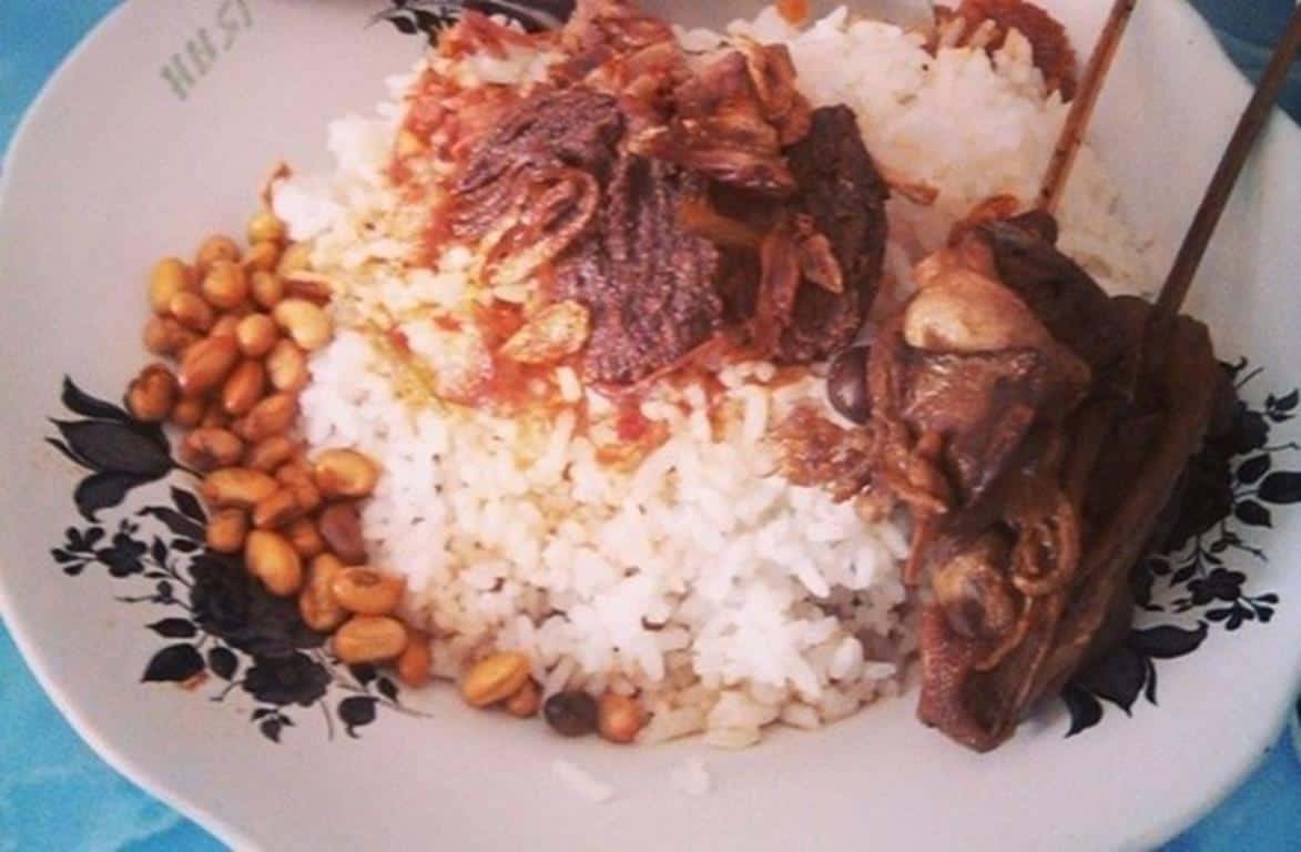 Nasi Kotaraja, 1. Ayam Taliwang, 2. Plecing Kangkung, 3. Kelaq Kelor, 4. Sate Pusut, 5. Sate Bulayak, 6. Sate Rembiga, 7. Jaje Tunjak Poteng, 8. Nasi Kotaraja, 9. Sayur Ares, 10. Timbu dan Dahi