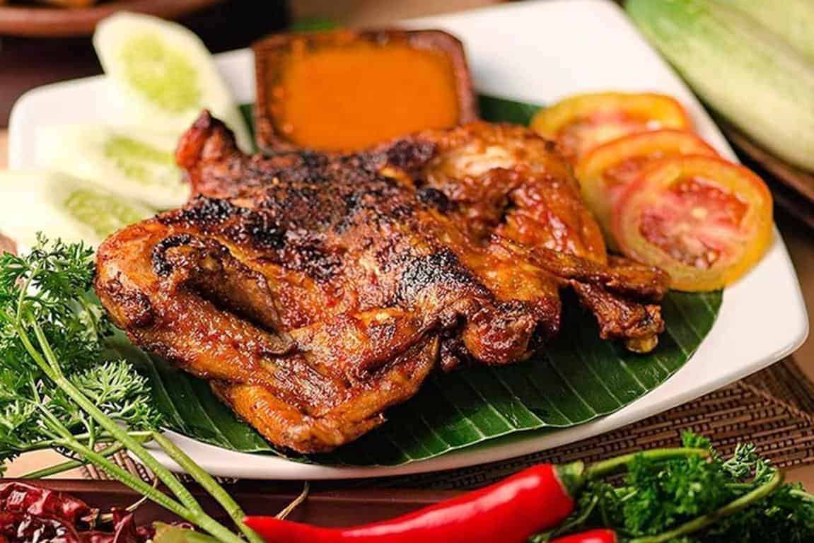 Ayam Taliwang, 1. Ayam Taliwang, 2. Plecing Kangkung, 3. Kelaq Kelor, 4. Sate Pusut, 5. Sate Bulayak, 6. Sate Rembiga, 7. Jaje Tunjak Poteng, 8. Nasi Kotaraja, 9. Sayur Ares, 10. Timbu dan Dahi