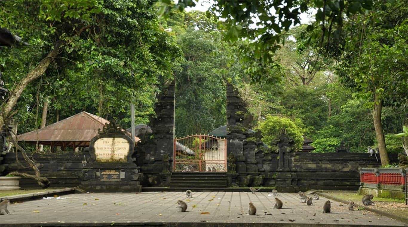 Alas Kedaton, 1. Tanah Lot, 2. Danau Bratan, 3. Pura Ulun Danu Bratan, 4. Pura Luhur Batukaru, 5. Kebun Raya Bali, 6. Alas Kedaton, 7. Bali Treetop Adventure Park, 8. Air Terjun Blemantung, 9. Air Panas Penatahan, 10. Pantai Soka