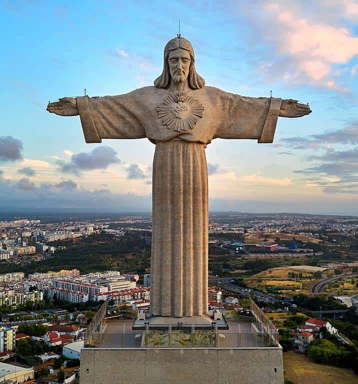 Cristo Rei, 1. Cristo Rei, 2. Gunung Ramelau, 3. Pulau Jaco, 4. Taman Nasional Nino Konis Santana, 5. Tasi Tolu, 6. Pemandian Air Panas Marobo, 7. Pemakaman Santa Cruz, 8. Pulau Atauro, 9. Penjara Ai Pelo, 10. Pasar Tais