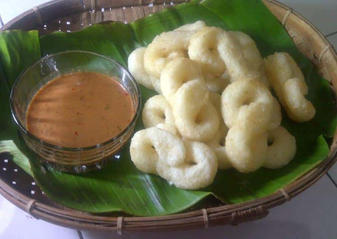 Geblek, 1. Mie Ongklok, 2. Dendeng Gepuk, 3. Tempe Kemul, 4. Geblek, 5. Keripik Jamur, 6. Carica, 7. Sagon, 8. Sego Megono, 9. Opak Singkong, 10. Kacang Dieng