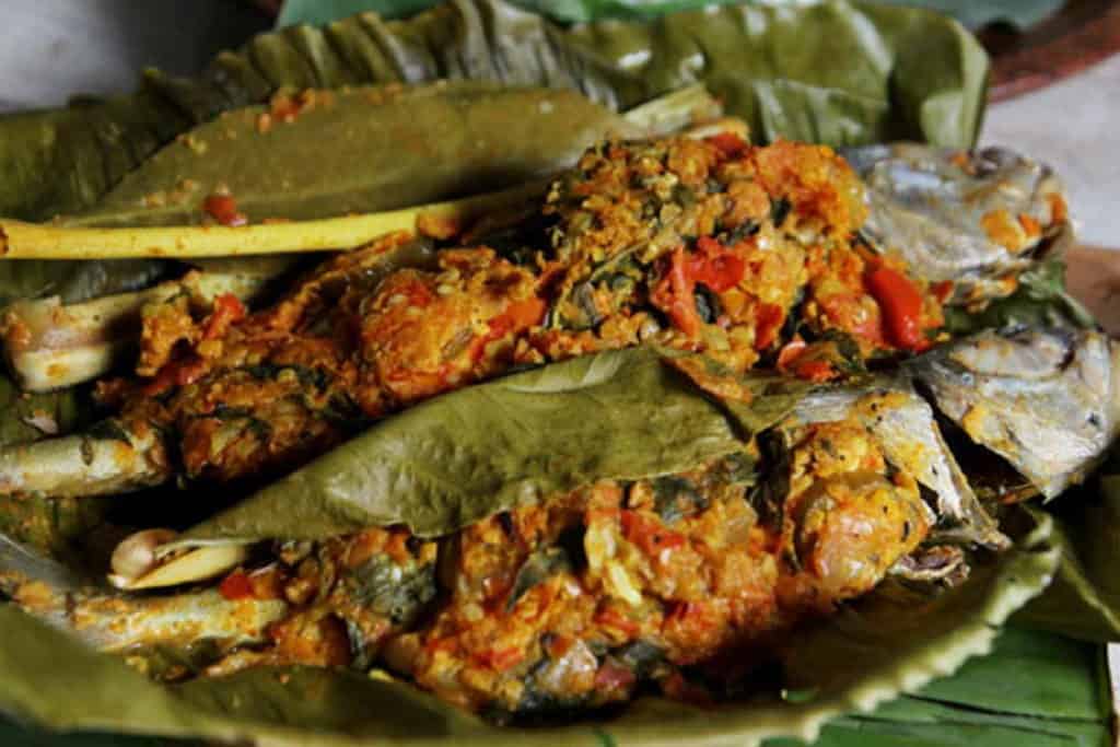 1. Papeda, 2. Sate Ulat Sagu, 3. Ikan Bakar Manokwari, 4. Ikan Bungkus, 5. Aunuve Habre, 6. Udang Selingkuh, 7. Martabak Sagu, 8. Upacara Bakar Batu