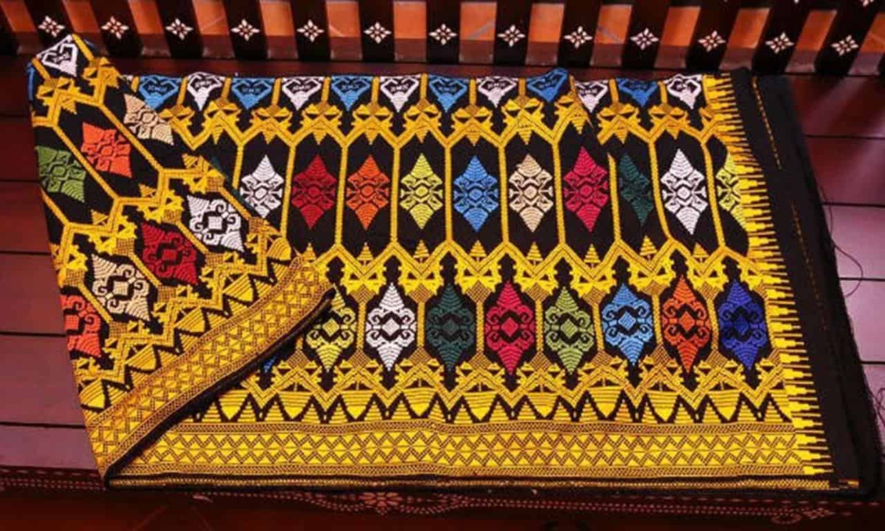 Kain Songket Sasak, 1. Kain Tenun Sasak, 2. Kain Songket Sasak, 3. Kerajinan Anyaman Ketak, 4. Kaos Lombok, 5. Kalung Mutiara, 6. Gerabah Khas Lombok, 7. Begasingan, 8. Kerajinan Cukli, 9. Minyak Gosok Sumbawa, 10. Kendi Maling