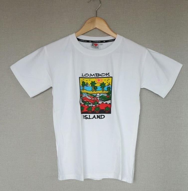 Kaos Lombok, 1. Kain Tenun Sasak, 2. Kain Songket Sasak, 3. Kerajinan Anyaman Ketak, 4. Kaos Lombok, 5. Kalung Mutiara, 6. Gerabah Khas Lombok, 7. Begasingan, 8. Kerajinan Cukli, 9. Minyak Gosok Sumbawa, 10. Kendi Maling