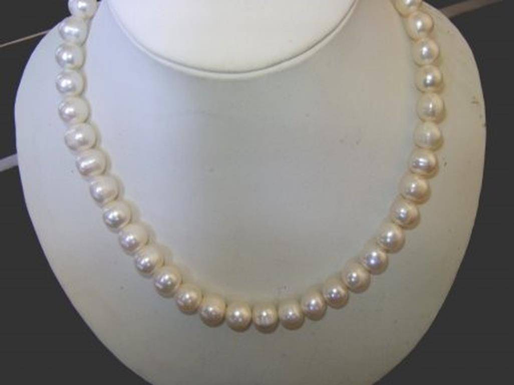Kalung Mutiara, 1. Kain Tenun Sasak, 2. Kain Songket Sasak, 3. Kerajinan Anyaman Ketak, 4. Kaos Lombok, 5. Kalung Mutiara, 6. Gerabah Khas Lombok, 7. Begasingan, 8. Kerajinan Cukli, 9. Minyak Gosok Sumbawa, 10. Kendi Maling