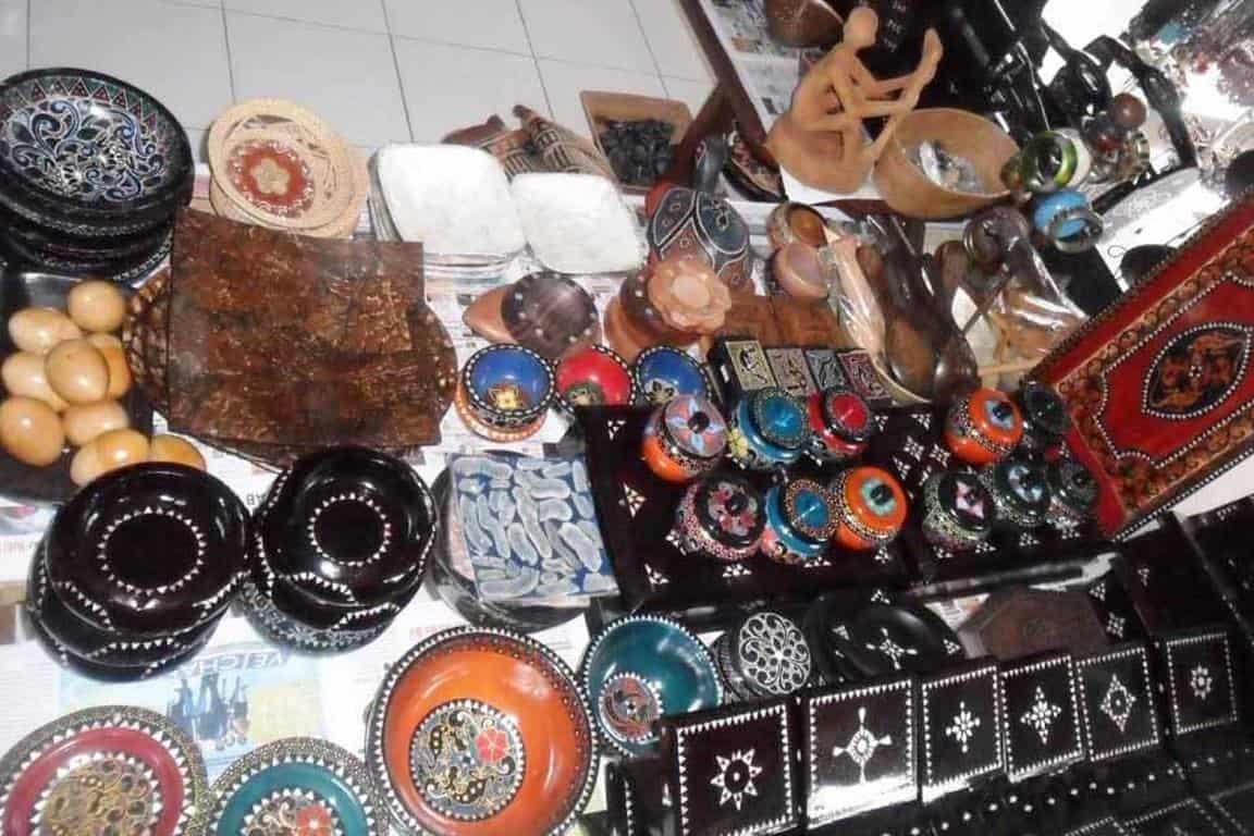 Kerajinan Cukli, 1. Kain Tenun Sasak, 2. Kain Songket Sasak, 3. Kerajinan Anyaman Ketak, 4. Kaos Lombok, 5. Kalung Mutiara, 6. Gerabah Khas Lombok, 7. Begasingan, 8. Kerajinan Cukli, 9. Minyak Gosok Sumbawa, 10. Kendi Maling