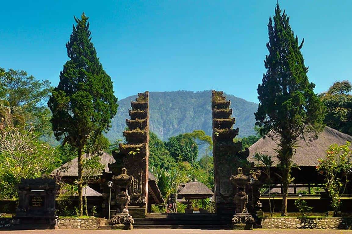 Pura Luhur Batukaru, 1. Tanah Lot, 2. Danau Bratan, 3. Pura Ulun Danu Bratan, 4. Pura Luhur Batukaru, 5. Kebun Raya Bali, 6. Alas Kedaton, 7. Bali Treetop Adventure Park, 8. Air Terjun Blemantung, 9. Air Panas Penatahan, 10. Pantai Soka