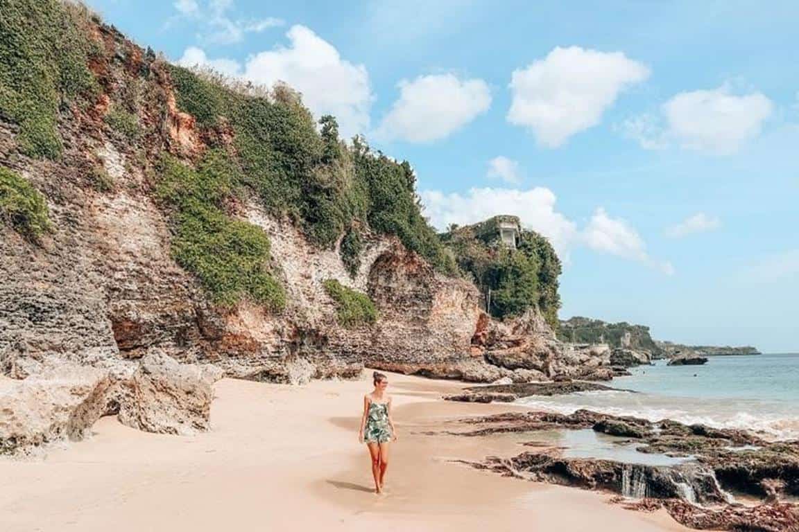 Pantai Tegal Wangi, 1. Sacred Monkey Forest Sanctuary, 2. Tegallalang Rice Terrace, 3. Dream Museum Zone Bali, 4. Uluwatu Kecak & Fire Dance, 5. The Secret Garden Sambangan, 6. Hidden Canyon Beji Guwang, 7. Pantai Kelingking Nusa Penida, 8. Bali Swing, 9. Rumah Bambu Pengalon, 10. Pantai Tegal Wangi