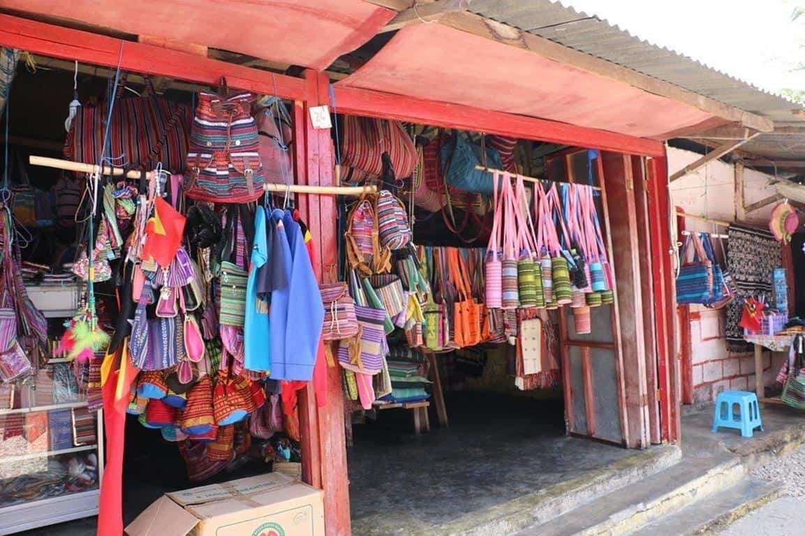 Pasar Tais, 1. Cristo Rei, 2. Gunung Ramelau, 3. Pulau Jaco, 4. Taman Nasional Nino Konis Santana, 5. Tasi Tolu, 6. Pemandian Air Panas Marobo, 7. Pemakaman Santa Cruz, 8. Pulau Atauro, 9. Penjara Ai Pelo, 10. Pasar Tais