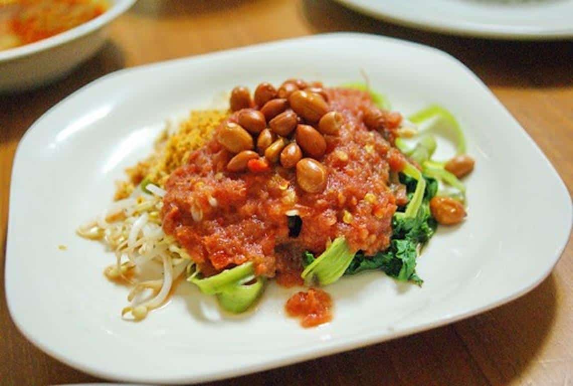 Plecing Kangkung, 1. Ayam Taliwang, 2. Plecing Kangkung, 3. Kelaq Kelor, 4. Sate Pusut, 5. Sate Bulayak, 6. Sate Rembiga, 7. Jaje Tunjak Poteng, 8. Nasi Kotaraja, 9. Sayur Ares, 10. Timbu dan Dahi