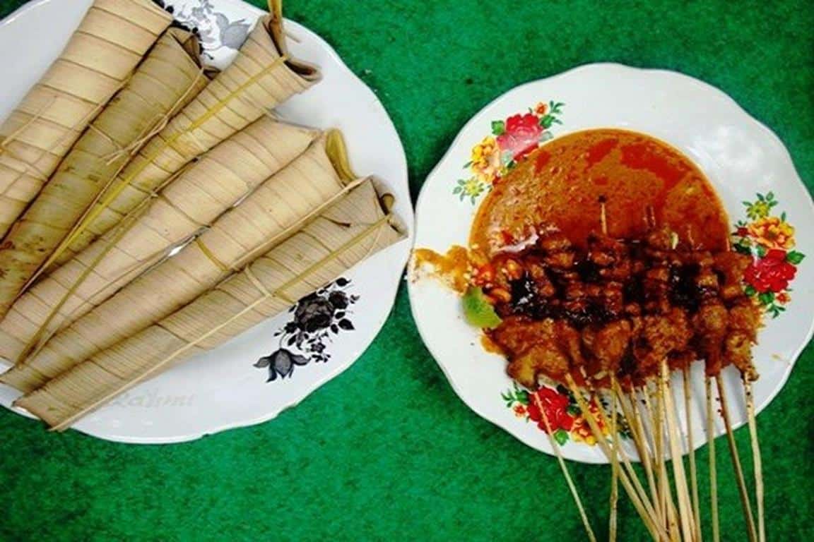 Sate Bulayak, 1. Ayam Taliwang, 2. Plecing Kangkung, 3. Kelaq Kelor, 4. Sate Pusut, 5. Sate Bulayak, 6. Sate Rembiga, 7. Jaje Tunjak Poteng, 8. Nasi Kotaraja, 9. Sayur Ares, 10. Timbu dan Dahi