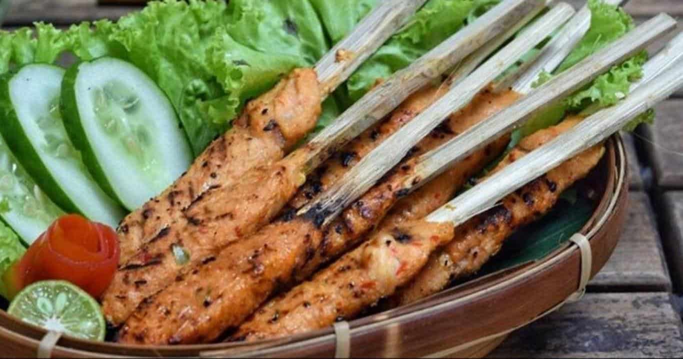 Sate Pusut, 1. Ayam Taliwang, 2. Plecing Kangkung, 3. Kelaq Kelor, 4. Sate Pusut, 5. Sate Bulayak, 6. Sate Rembiga, 7. Jaje Tunjak Poteng, 8. Nasi Kotaraja, 9. Sayur Ares, 10. Timbu dan Dahi