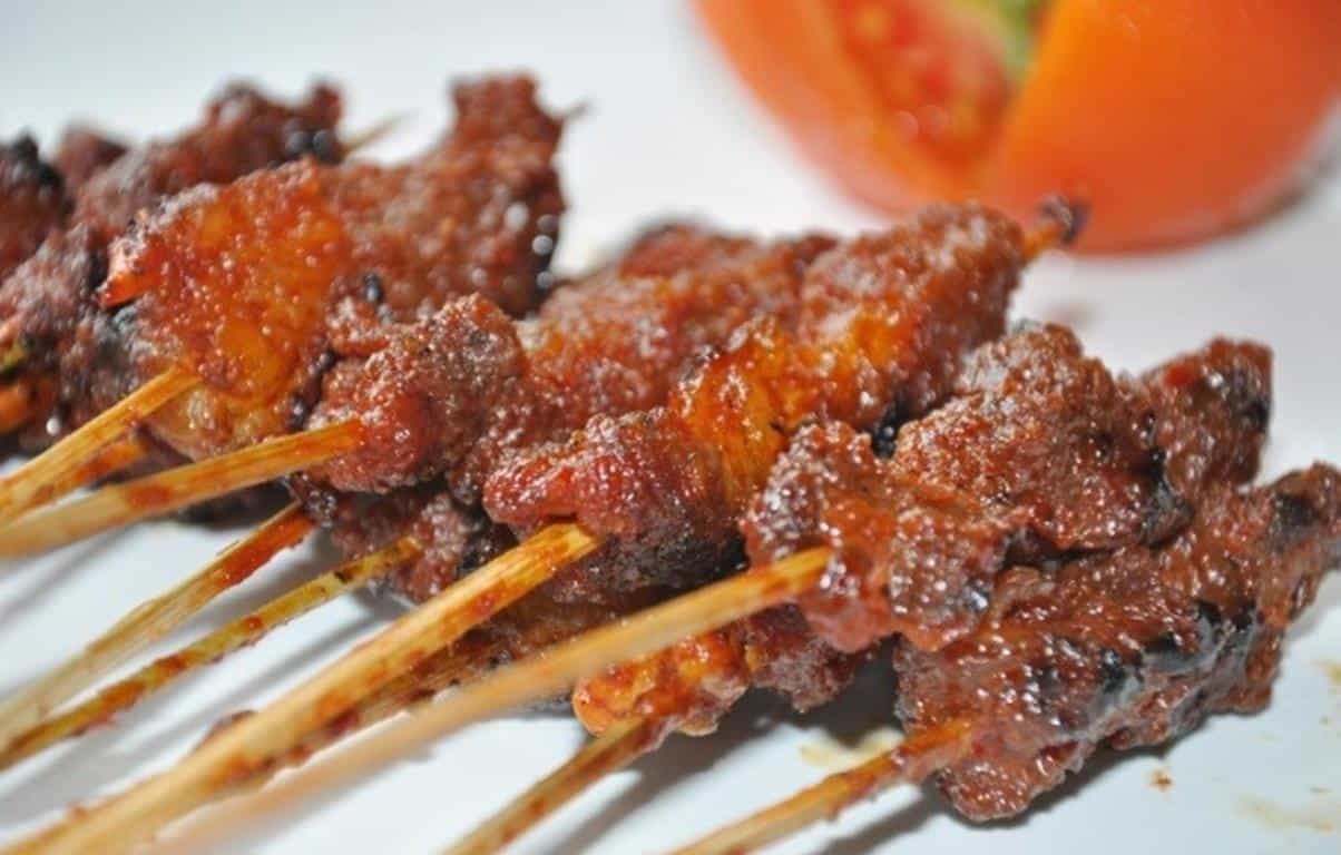 Sate Rembiga, 1. Ayam Taliwang, 2. Plecing Kangkung, 3. Kelaq Kelor, 4. Sate Pusut, 5. Sate Bulayak, 6. Sate Rembiga, 7. Jaje Tunjak Poteng, 8. Nasi Kotaraja, 9. Sayur Ares, 10. Timbu dan Dahi