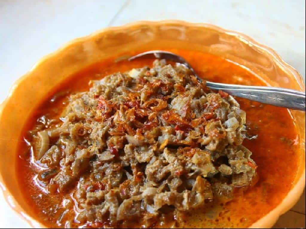 Sayur Ares, 1. Ayam Taliwang, 2. Plecing Kangkung, 3. Kelaq Kelor, 4. Sate Pusut, 5. Sate Bulayak, 6. Sate Rembiga, 7. Jaje Tunjak Poteng, 8. Nasi Kotaraja, 9. Sayur Ares, 10. Timbu dan Dahi