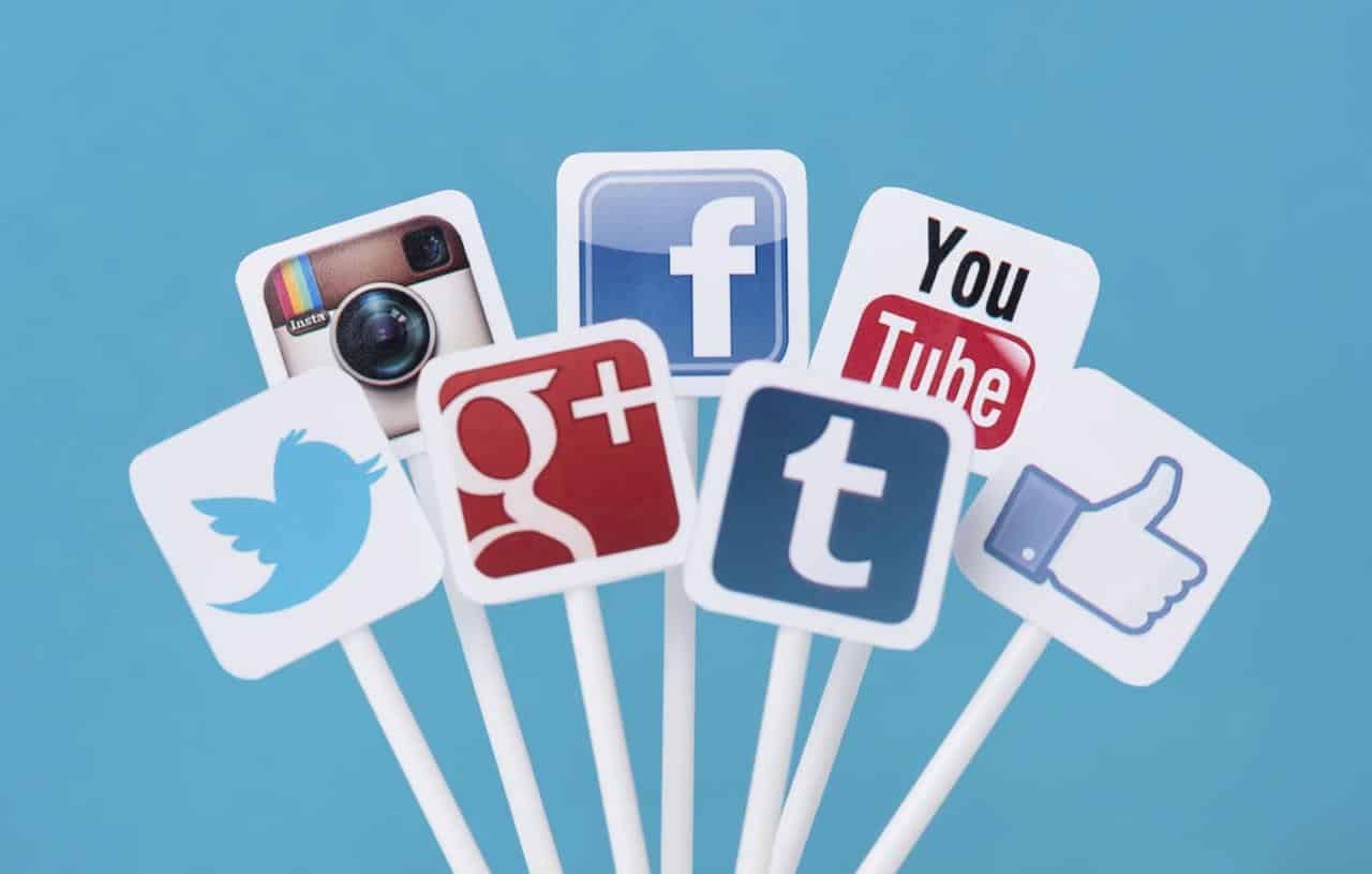 Social-Media, 1. Beli Tiket Jauh Hari, 2. Berangkat pada low season, 3. Hindari Weekend, 4. Booking Tengah Malam, 5. Tiket Transit, 6. Pilih Alternatif Kota, 7. Gunakan Beberapa Aplikasi Pencarian Tiket, 8. Ikuti Akun Sosial Media Maskapai Penerbangan, 9. Hadiri Travel Fair