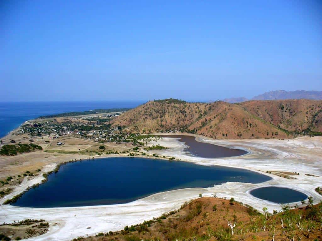 Tasi Tolu, 1. Cristo Rei, 2. Gunung Ramelau, 3. Pulau Jaco, 4. Taman Nasional Nino Konis Santana, 5. Tasi Tolu, 6. Pemandian Air Panas Marobo, 7. Pemakaman Santa Cruz, 8. Pulau Atauro, 9. Penjara Ai Pelo, 10. Pasar Tais